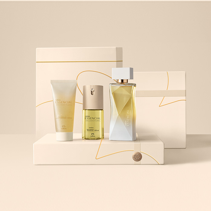 Fragrâncias Natura Essencial Exclusivo Floral sobre caixas presenteáveis e fundo na cor creme.