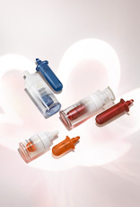 Novos Séruns de Tratamento Intensivo de Natura Chronos Derma com refis em destaque no centro da tela sobre rosácea em fundo branco.