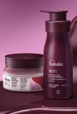 Produtos da linha Natura Tododia Cereja Negra e Praliné sobre forma orgânica na cor vinho e fundo em tons de rosa.