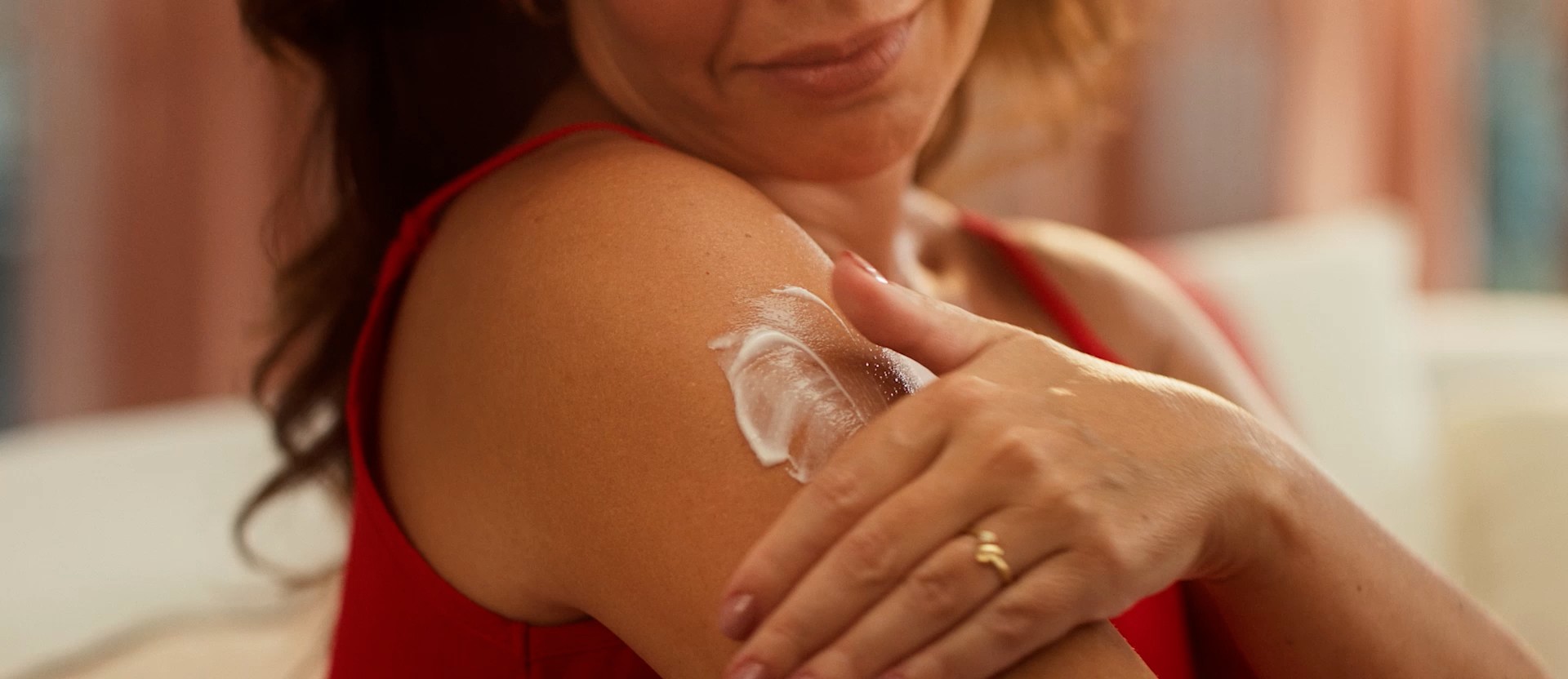 Vídeo apresenta a linha Natura Tododia Morango e Baunilha. A atriz Fernanda Souza aplica os produtos na pele, seguidos por imagens do body splash, creme e uma textura cremosa que forma o desenho de um coração. Um personagem animado de morango aparece sorridente ao lado das embalagens.