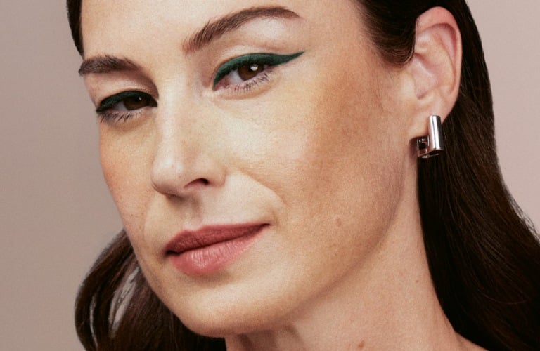 mulher de perfil com delineado simples