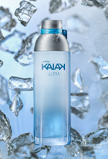 Frasco da fragrância Kaiak Ultra feminino em vidro azul degradê. Fundo com blocos de gelo flutuantes em tons de azul, em sensação refrescante.