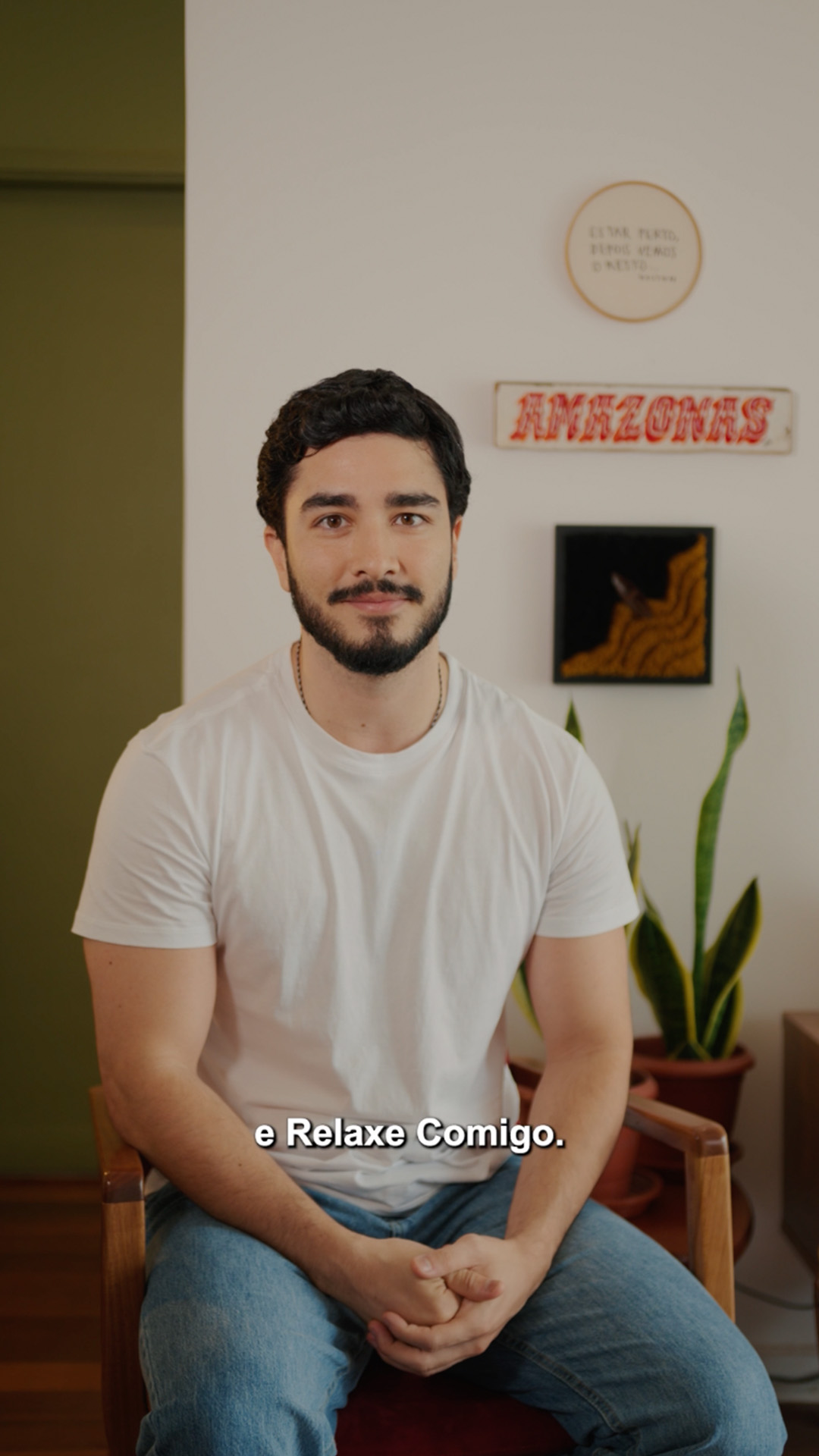 Um homem barbudo usa os produtos Natura Ekos Andiroba (frascos verdes) para relaxar as tensões corporais. As cenas mostram seu dia agitado: no trânsito, escrevendo, e praticando escalada. Ele usa o sabonete massageador no banho e aplica uma pomada nas costas para alívio. O vídeo destaca a 'potência anticansaço de Natura Ekos Andiroba' e a sabedoria da Amazônia