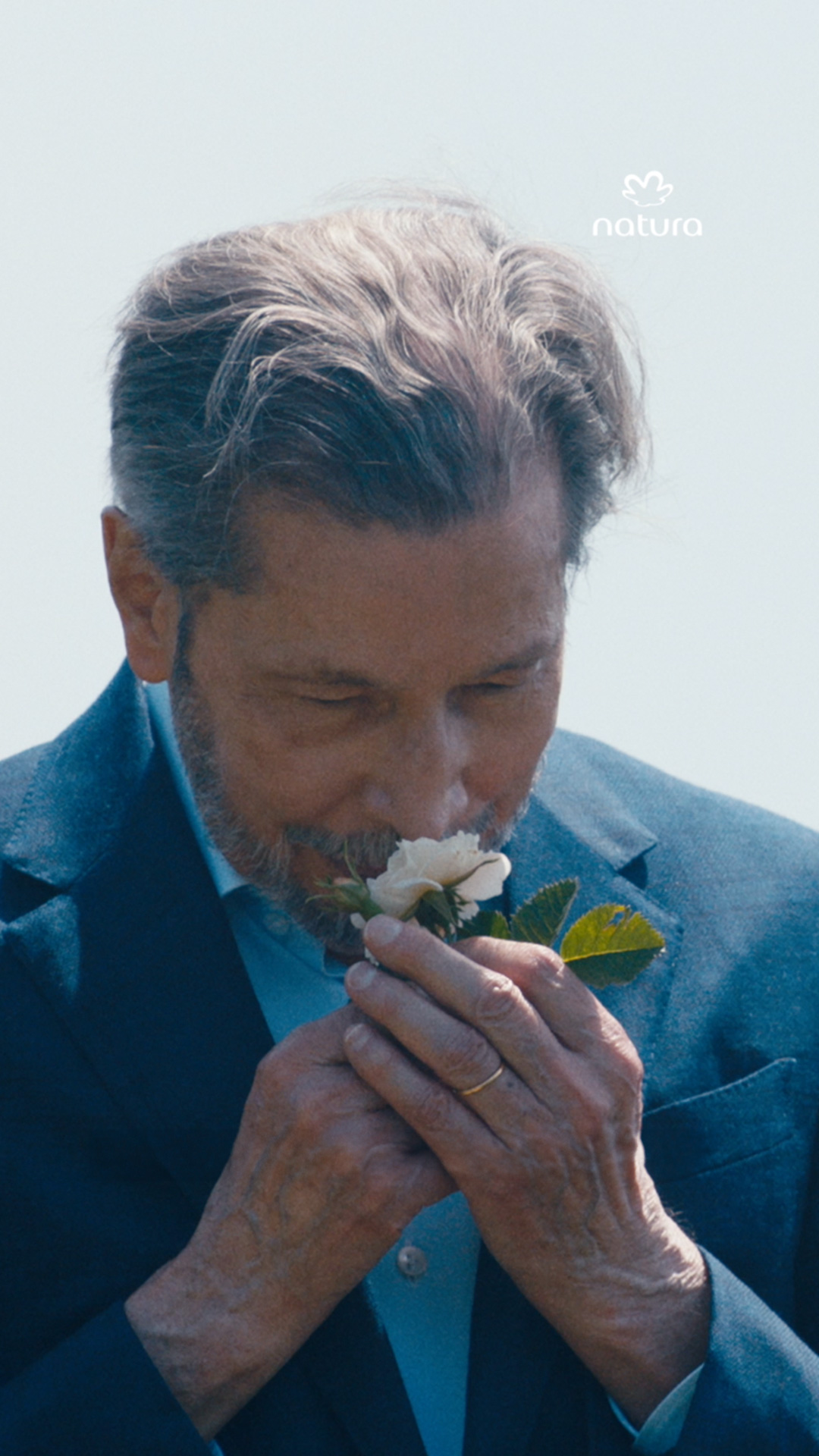 Vídeo inicia com imagens da cidade de São Paulo em 1964, com a narração de Luiz Seabra, fundador da Natura. Ao exibir a entrevista com ele, surgem imagens da Bulgária em 2024, com foco para roseirais de rosas brancas e as mulheres que trabalham nesses campos, extraindo a essência da nova fragrância Natura Aura Alba. Vídeo encerra com a assinatura: Natura bem estar bem.