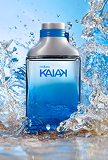 Frasco de Kaiak masculino em azul. Fundo com água e respingos formando ondas.