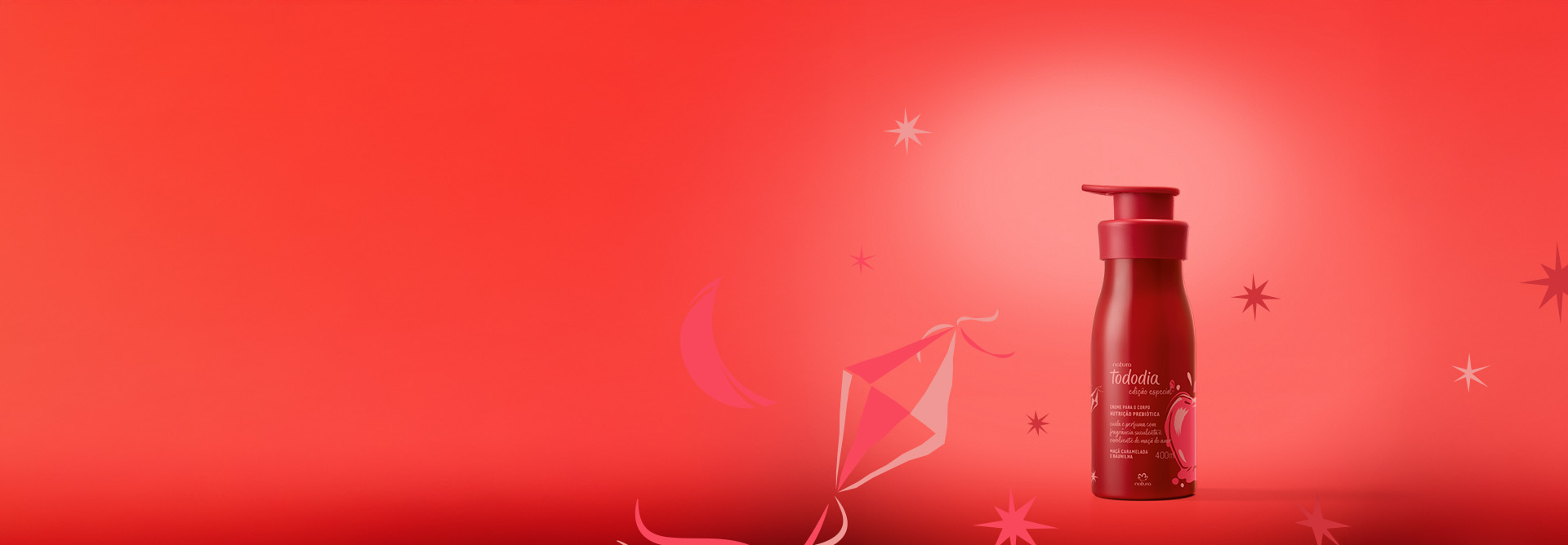 Produtos de Tododia Maçã Caramelada e Baunilha: 1 creme pump, 1 gloss labial, 1 body splash e 4 sabonetes em barra empilhados. Embalagens vermelhas com calda vermelha escorrendo em formato de maçã. Texto: edição especial de São João.
