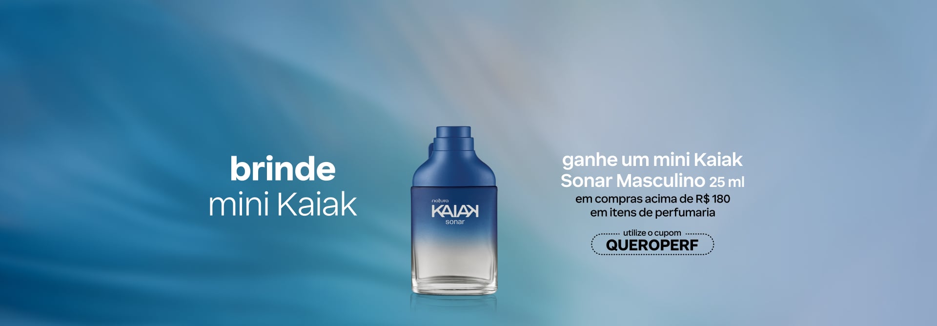 Fragrância Kaiak Sonar, com texto: “Brinde mini Kaiak. Ganhe um mini Kaiak Sonar Masculino 25 ml em compras acima de R$ 180 em itens de perfumaria. Utilize o cupom QUEROPERF. Fundo azul.
