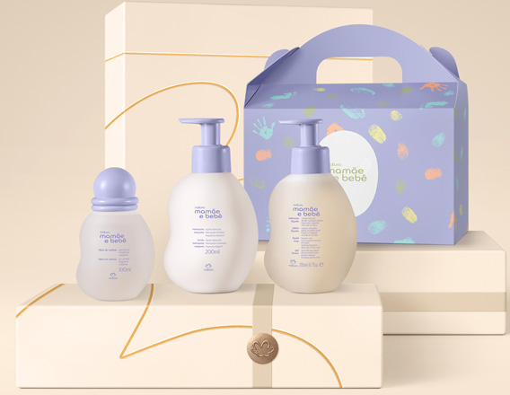 Produtos Natura Mamãe e Bebê sobre caixas de presente na cor creme e fundo na mesma cor.
