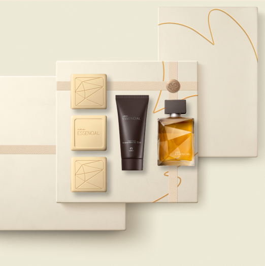 Frascos de produtos Natura Essencial em tons de marrom sobre caixas presenteáveis Natura em tom creme e fundo na mesma cor.