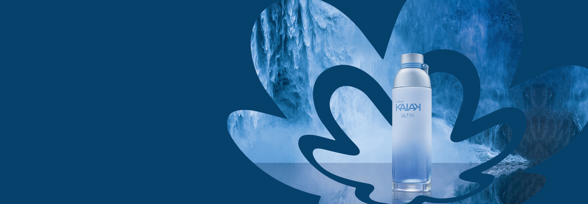 Kaiak Ultra Feminino, com frasco branco-azulado, aparece em destaque sobre rosácea símbolo da Natura em fundo azul. Dentro da rosácea, observa-se imagens que remetem a geleiras e paisagens de neve.