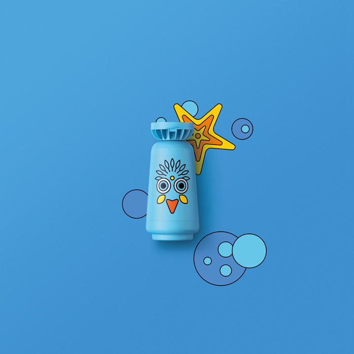 Foto do Shampoo para Cabelos Lisos e Ondulados de Naturé sobre um fundo azul com ilustração de uma estrela-do-mar.