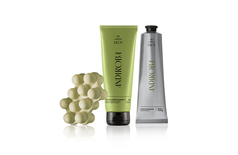 Sabonete, esfoliante e fluido de massagem relaxante da linha Ekos Andiroba sobre um fundo branco