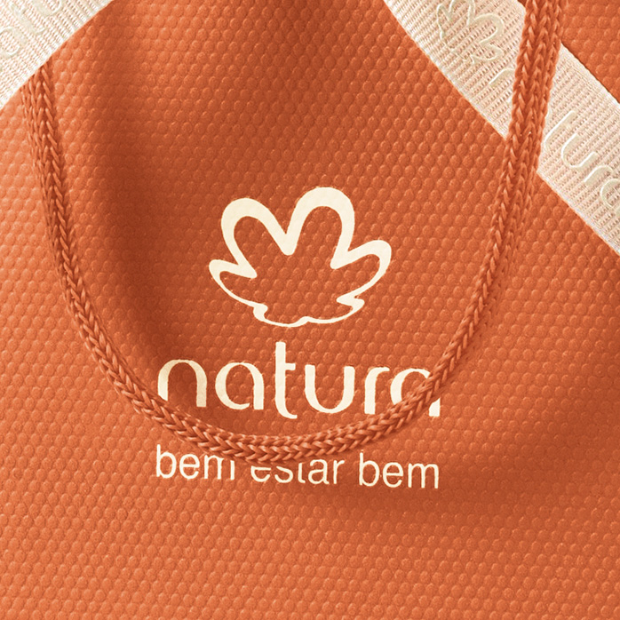 Sacola de presente com a marca da Natura em relevo, mostrando sua sofisticação e design elegante.