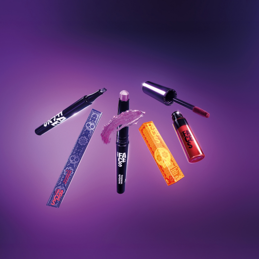 Itens de Natura Faces flutuando sobre fundo degradê roxo com suas embalagens: Caneta Delineadora para Olhos Preta, Sombra Retrátil para Olhos e Batom Matte Longa Duração.