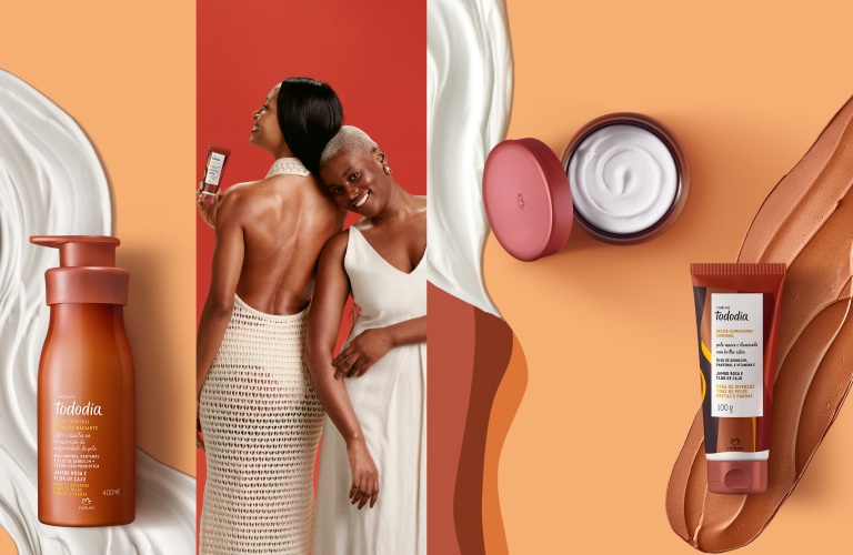 Montagem com 2 mulheres, uma de costas para a outra, e alguns produtos da linha Tododia Jambo Rosa e Flor de Caju ao lado