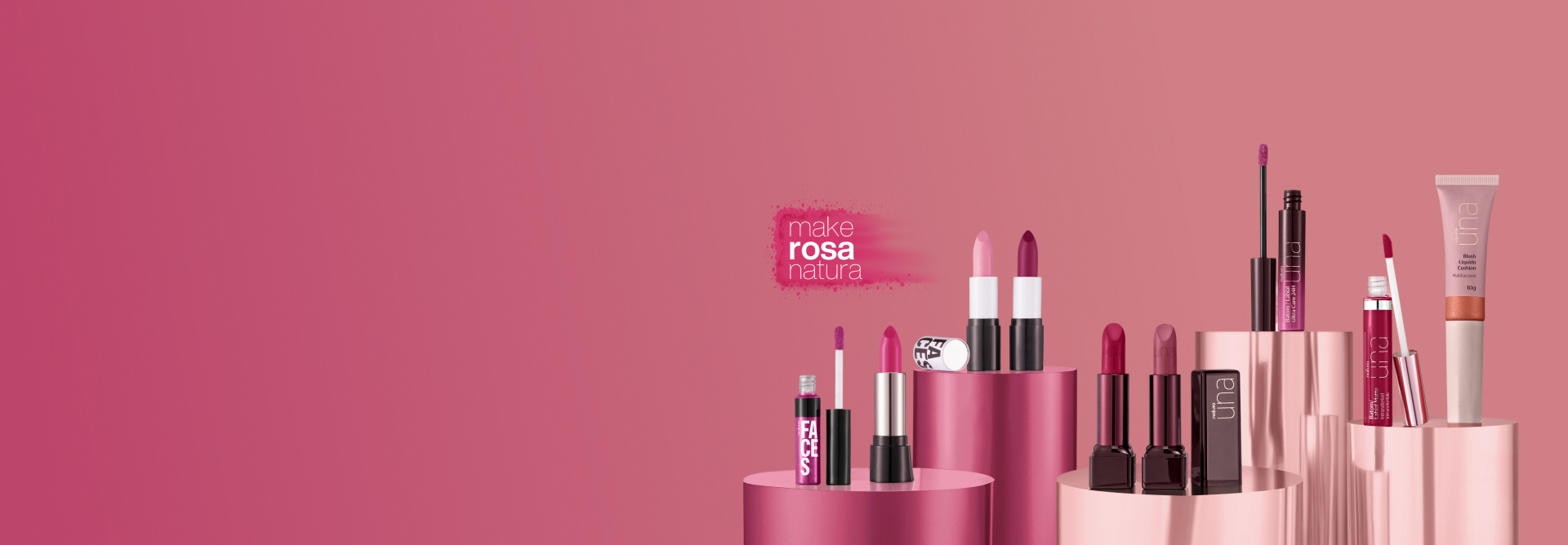 Batons Natura Faces e Natura Una, todos em tons rosados, aparecem em destaque sobre plataformas rosa-claro e rosa-choque em fundo rosa. Ao lado, selo com os dizeres "Make Rosa Natura".