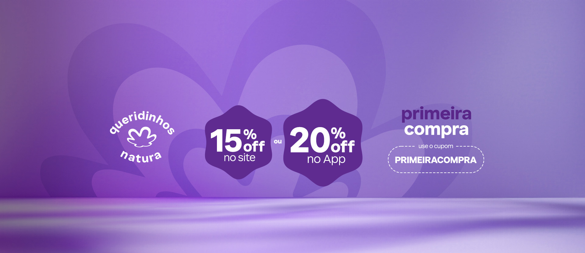 Selo Queridinhos Natura sobre flor Natura em tons de lilás. Ao lado, o texto: Primeira compra 15% OFF no site ou 20% OFF use o cupom PRIMEIRACOMPRA.