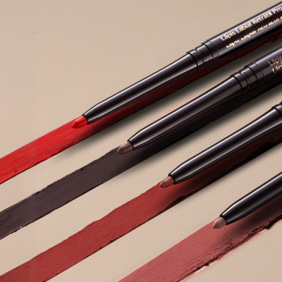 Flores símbolo da Natura em amarelo e rosa brilhantes. Texto: Aproveite uma seleção exclusiva com até 15% de desconto. Utilize o cupom CARNAVAL15. Botão: saiba mais