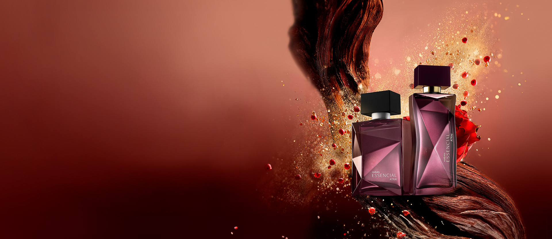 Fragrâncias Natura Essencial Atrai sobre ingredientes naturais e amadeirados em fundo em tons terrosos.