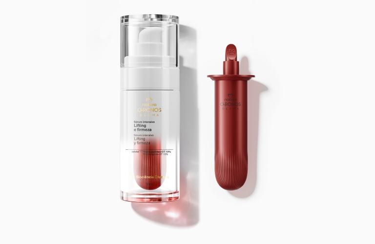 Sérum Intensivo Lifting e Firmeza Chronos e seu refil sobre um fundo branco