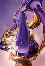 Frasco roxo-escuro do Desodorante Colônia Luna Nuit, sobre fundo degradê roxo, rodeado por flores brancas e amarelas, um galho de madeira, uma fruta roxa e líquido roxo brilhante. 