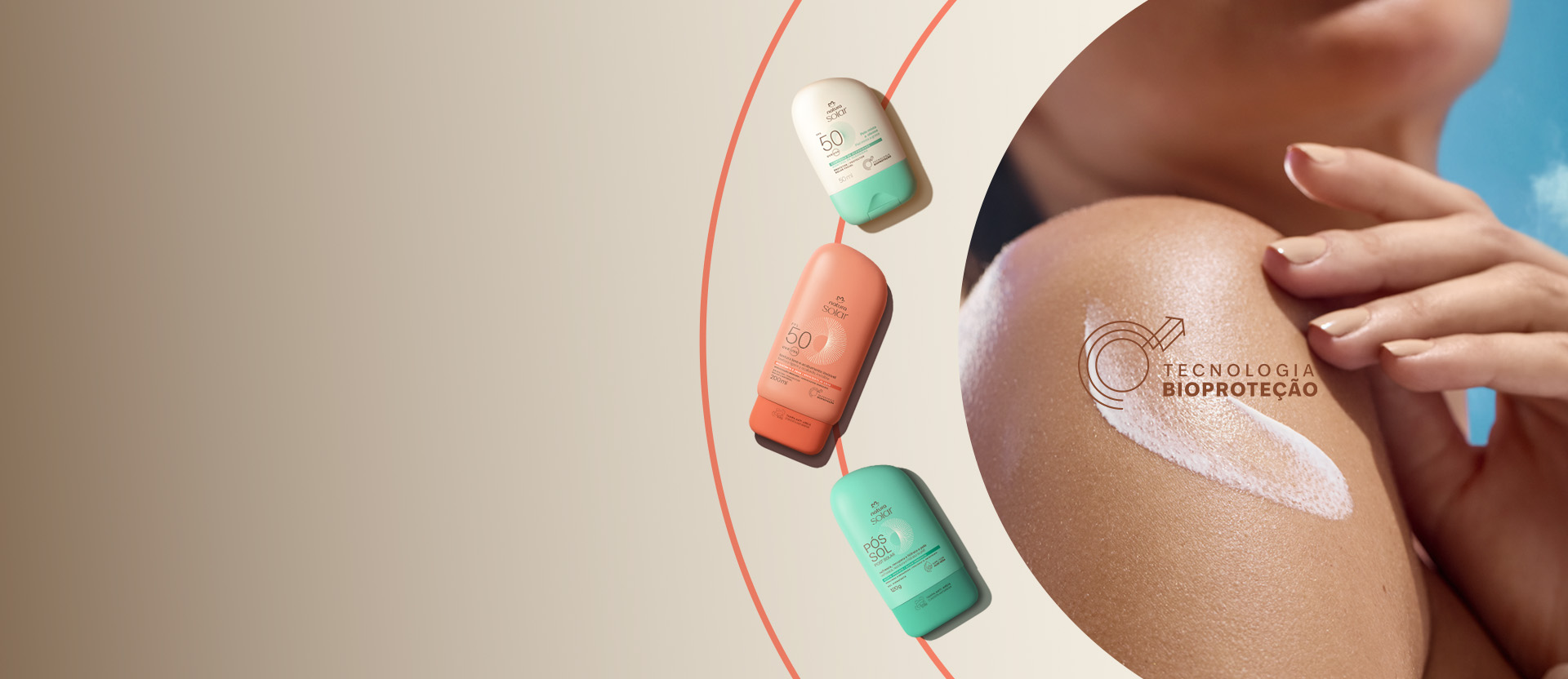 Detalhe de mão e ombro femininos com textura branca fluida na pele, com selo Tecnologia Bioproteção em marrom. Moldura em semicírculo nas cores laranja e bege, com embalagens de produtos Natura Solar.