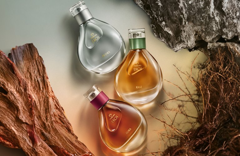 3 eaux de parfum da linha Ekos sobre um fundo com elementos da natureza