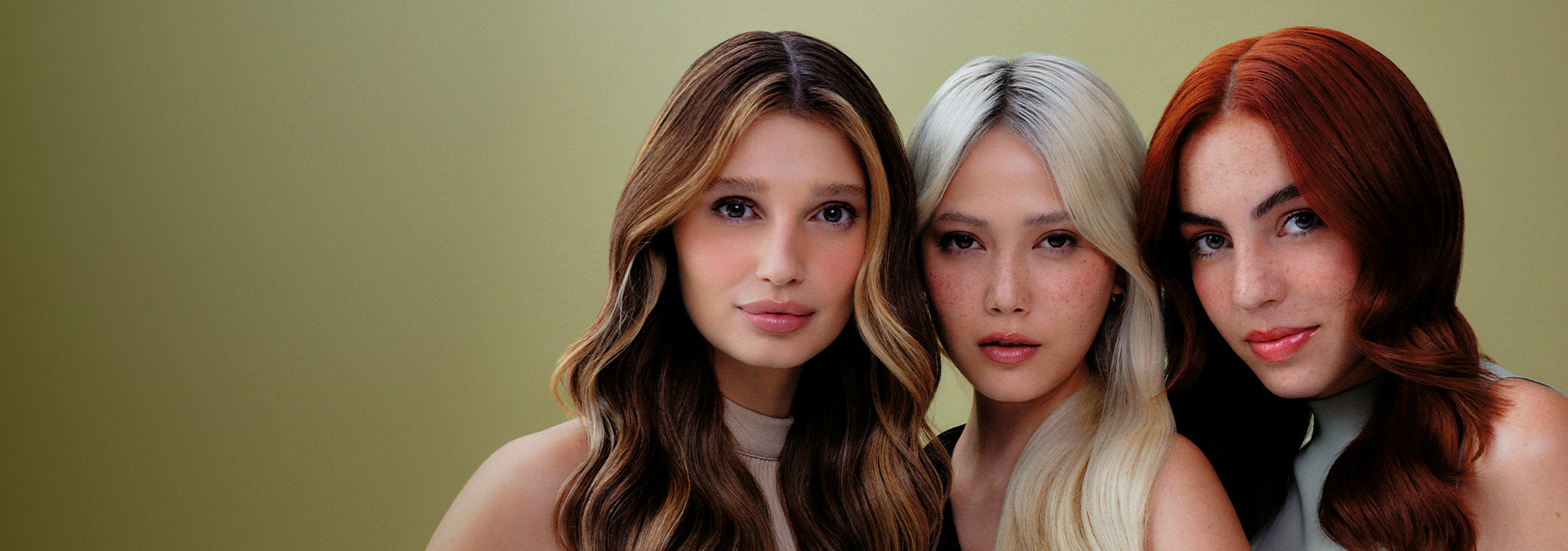 Imagem com fundo degradê bege. À direita, três mulheres com diferentes cores, texturas e cortes de cabelo.