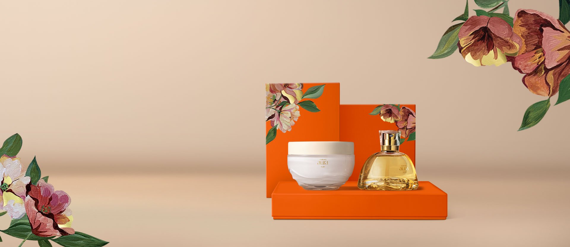 Presente Natura Aura Alba Completo com Eau de Parfum e Creme Aveludado Corporal sobre caixas laranja com ilustrações florais, em fundo bege.