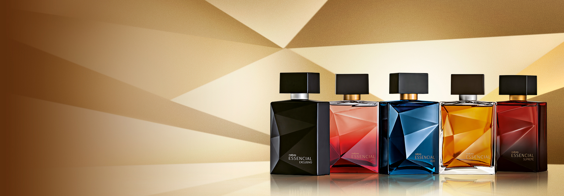 Fragrâncias masculinas Essencial Exclusivo, Essencial Ato, Essencial Oud, Essencial e Essencial Supreme em destaque em fundo dourado multifacetado, fazendo alusão ao design dos frascos de Essencial.