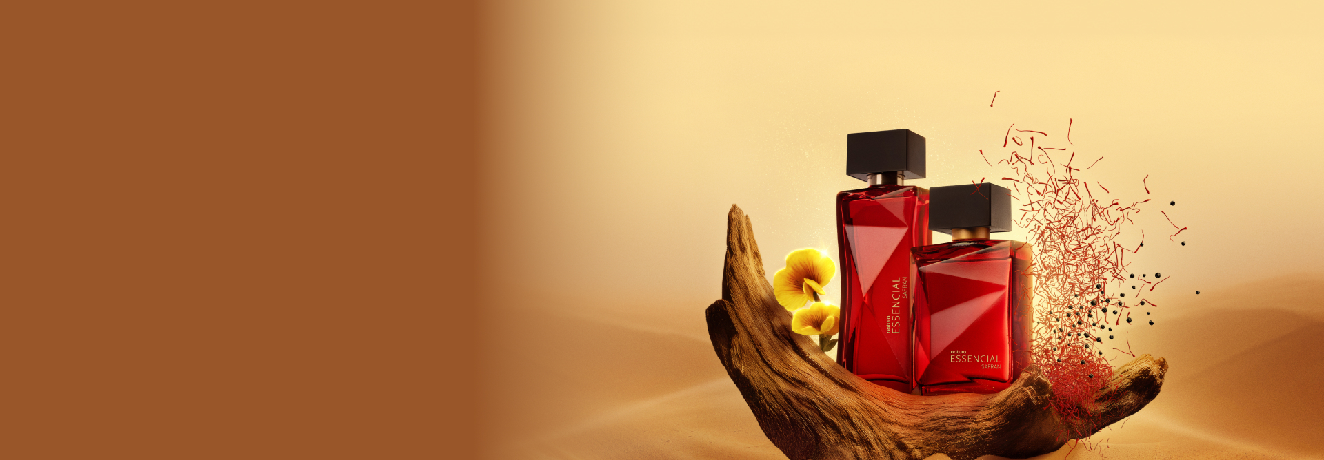 Deo Parfum Essencial Safran Feminino e Masculino, ambos em frascos vermelhos com tampas pretas. Estão em fundo areia sobre um tronco com flores amarelas e fios de açafrão vermelho ao redor.