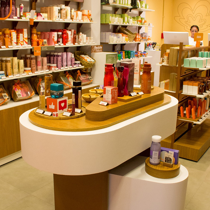 Foto de mesa de exposição e experimentação de produtos em uma loja Natura.