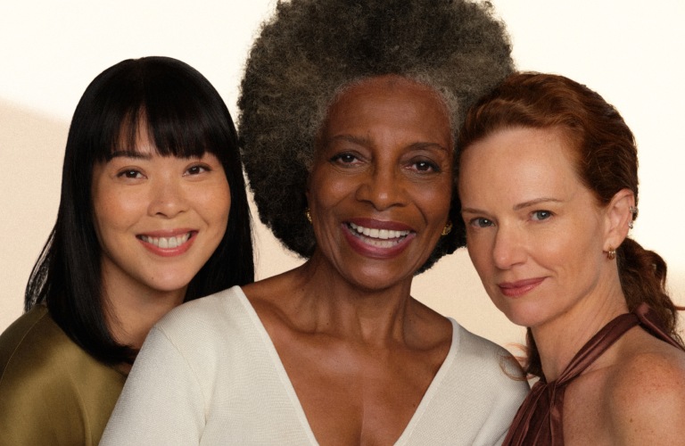 mulheres sorrindo juntas