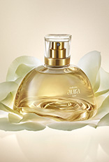Frasco do Perfume Natura Aura Alba sobre pétalas da Rosa Alba de Konare em fundo claro.