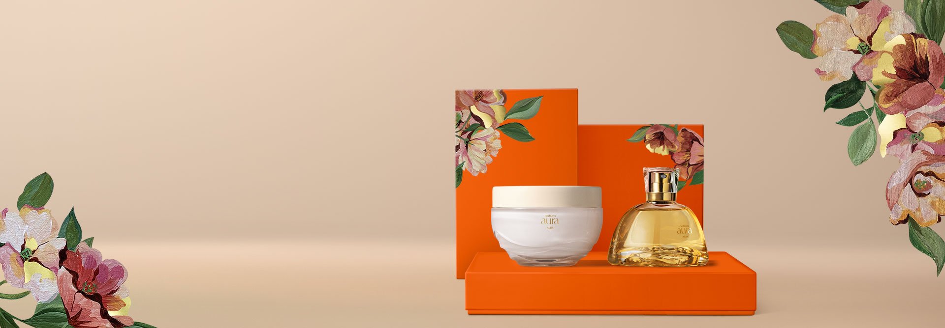 Presente Natura Aura Alba Completo com Eau de Parfum e Creme Aveludado Corporal sobre caixas laranja com ilustrações florais, em fundo bege.