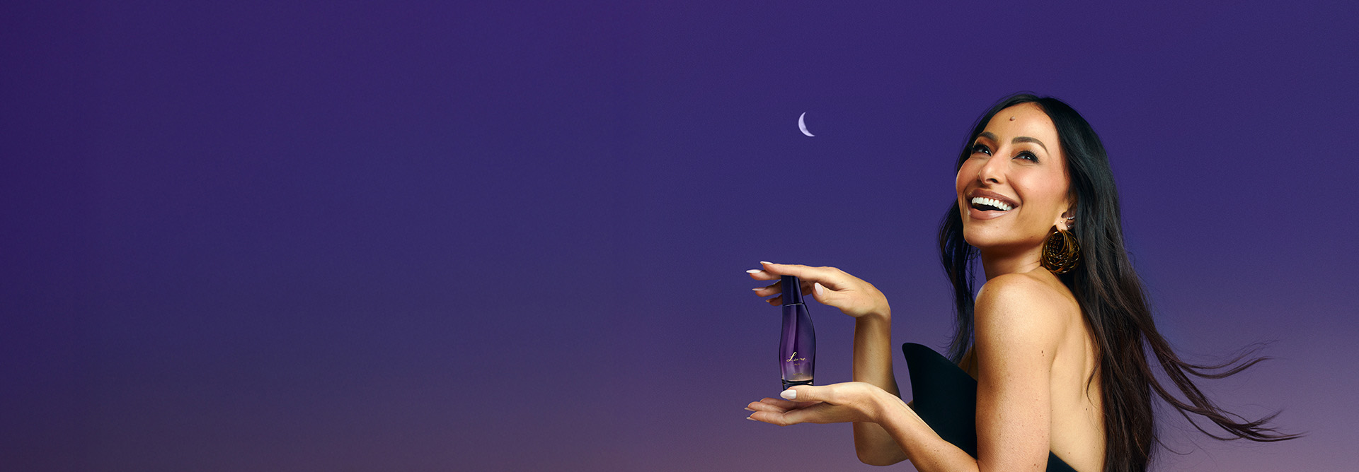 Sabrina Sato caminha com confiança em um cenário urbano ao pôr do sol, usando um vestido roxo. O vídeo alterna entre closes dela aplicando o perfume e detalhes sensoriais de flores e gotas de água, finalizando com os frascos de Luna e Luna Nuit sobre um fundo alaranjado.