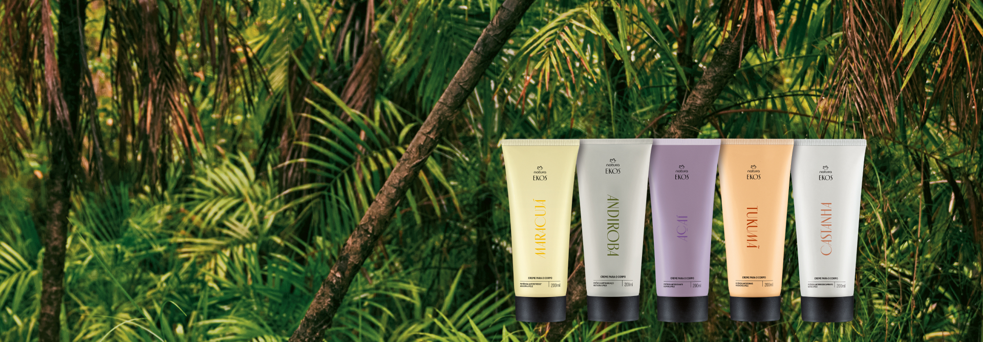 Embalagens de Creme para o Corpo Natura Ekos Maracujá, Andiroba, Açaí, Tukumã e Castanha sobre fundo de imagem de floresta densa.