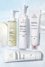 4 produtos de Chronos Derma, incluindo um Sabonete em Óleo Limpeza Demaquilante, um Sabonete em Espuma, um Sabonete em Mousse e um Sabonete em Gel Limpeza Purificante Antioleosidade.