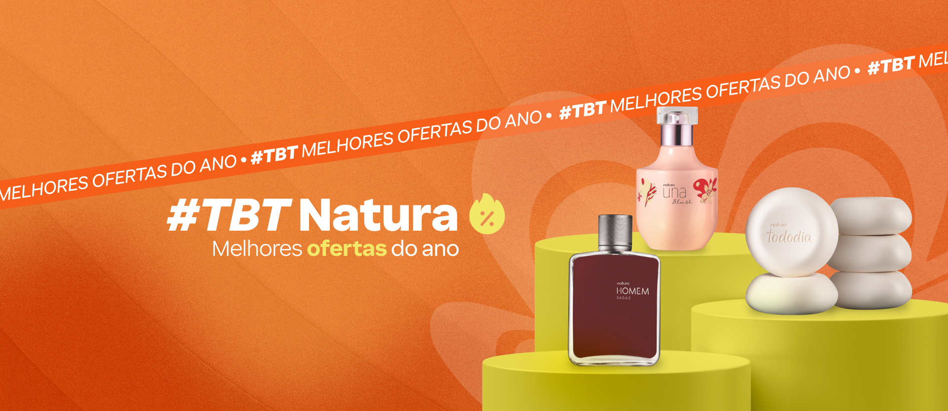 Frasco arredondado rosa do Deo Parfum Una Blush, frasco retangular vermelho do Deo Parfum Natura Homem Sagaz e 5 sabonetes redondos brancos de Natura Tododia sobre pedestais amarelos em fundo laranja. Texto aplicado: #TBT Natura. Melhores ofertas do ano.