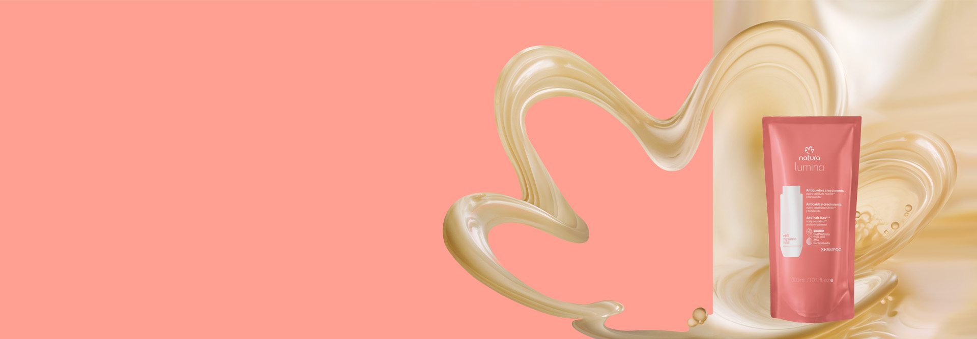 Refil Shampoo Lumina Antiqueda e Crescimento, com embalagem em tom de salmão, destaca-se no centro da tela. Ao fundo, texturas cremosas branco perolado formam a flor símbolo da Natura.