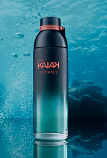 Frasco da fragrância Kaiak Oceano feminino em vidro azul. Fundo marinho com bolhas e reflexo sobre superfície brilhante.
