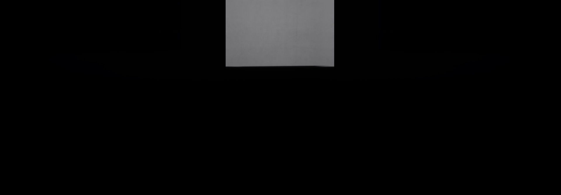 frascos de fragrâncias Natura Una: Celebrar em dourado, Artisan em roxo e Una em ouro-velho, sobre bancada iluminada e em fundo preto.