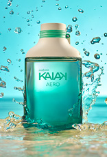 Frasco da fragrância Kaiak Aero em verde-água. Fundo azul com respingos e jatos de água em movimento.