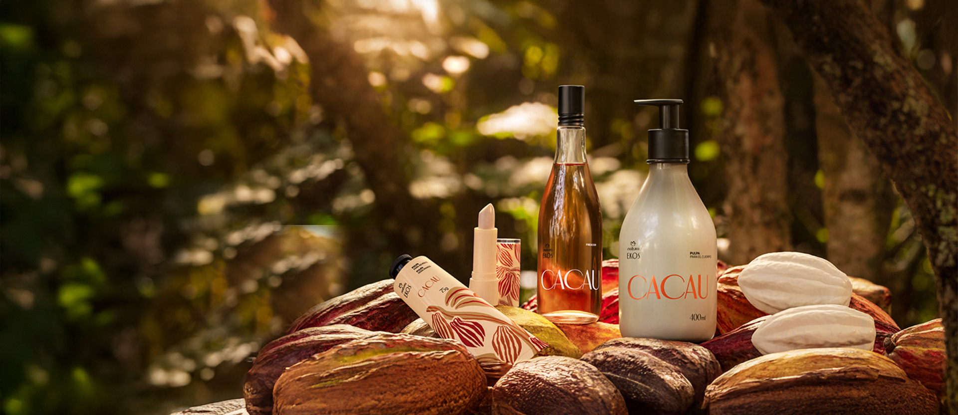 Produtos de Ekos Cacau sobre frutos do cacau em ambiente com fundo de floresta.