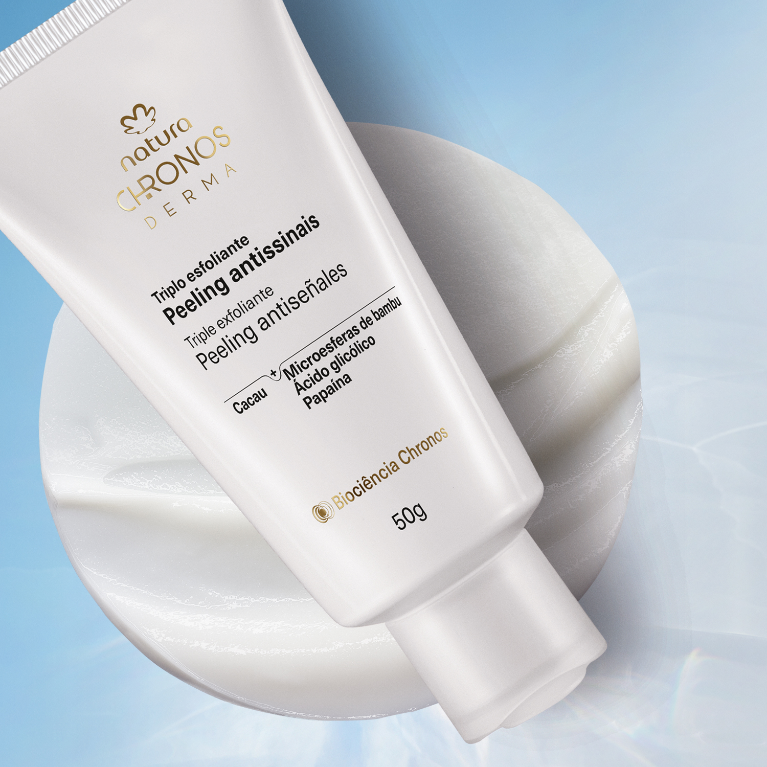 Foto com vista superior do frasco do Triplo Esfoliante Peeling Antissinais Chronos Derma. O frasco está deitado sobre uma textura cremosa.