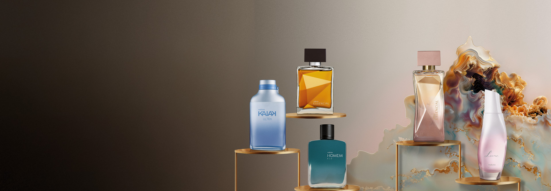 Cinco frascos Natura, incluindo Desodorante Colônia Kaiak Ultra, Essencial Masculino, Natura Homem Elo, Essencial Feminino e Luna. Os itens estão dispostos em pedestais dourados, sobre fundo degradê.