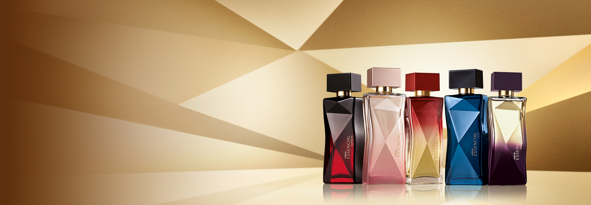 As fragrâncias femininas Essencial Supreme, Essencial, Essencial Ato, Essencial Oud e Essencial Exclusivo em destaque em fundo dourado multifacetado, fazendo alusão ao design dos frascos de Essencial.