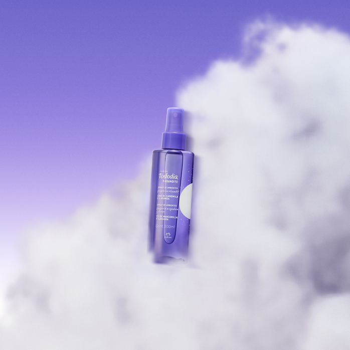 Spray de Ambientes Natura Tododia Todanoite em fundo azul com nuvem branca