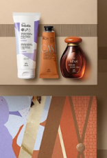 Presente Queridinhos Natura, com Hidratante, Óleo Corporal e Creme de Mãos, aparece ao lado do Presente Natura Ekos Castanha, com Hidratante e Frescor, sobre caixas de presentes em tons de caqui.