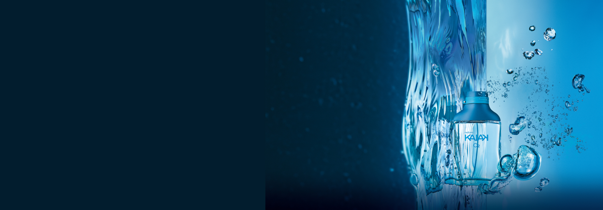 Frasco transparente com tampa cinza do Desodorante Colônia Kaiak O2. O frasco está imerso em água com bolhas e respingos, sobre um fundo azul degradê.